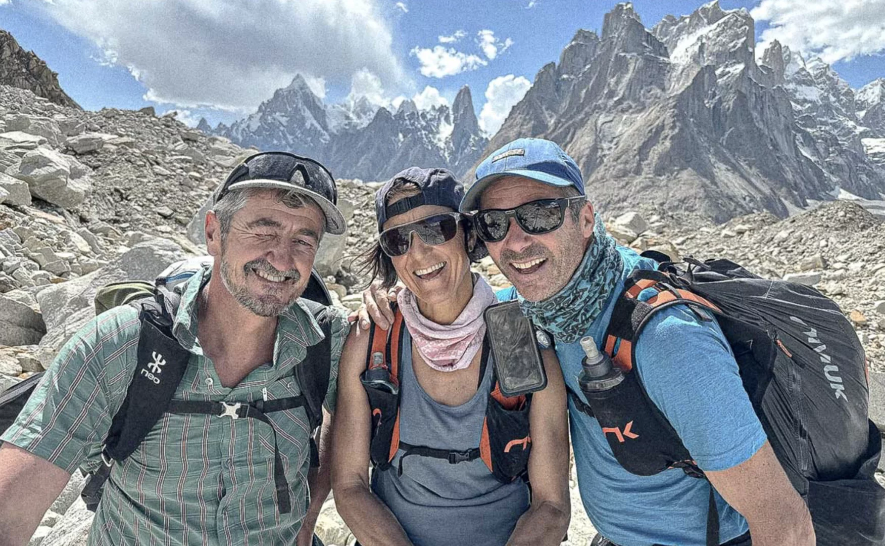Liv, Zeb, Blutch et Benjamin tentent de réaliser une première mondiale : décoller du K2 en parapente.